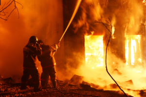 Lire la suite à propos de l’article L’arrivée des pompiers : de l’incendie à l’espoir.