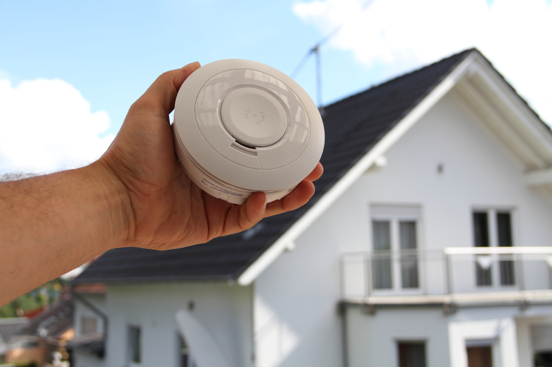 Lire la suite à propos de l’article Comparatif 2025 : Quel détecteur de fumée choisir pour protéger votre maison ?