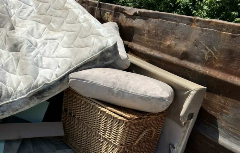 Entreprise de décontamination après incendie en pleine action, manipulant des débris à la main et montrant un manque d'équipement professionnel.