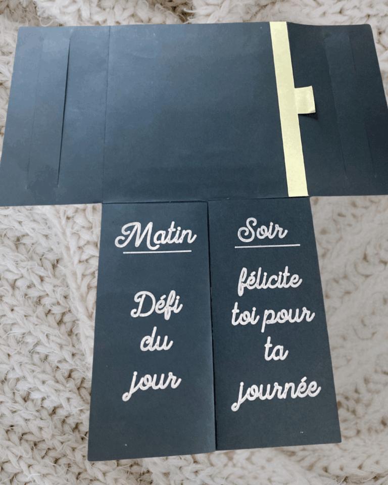 Double page du livre montrant la routine quotidienne avec défi du matin et encouragement du soir.