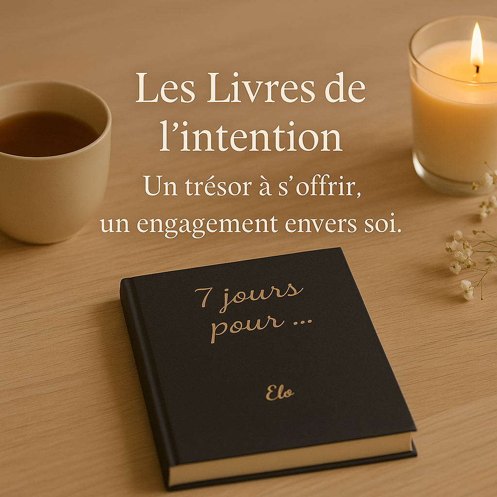 Livre de l’intention ouvert sur une table en bois clair, entouré d’une bougie et de fleurs séchées, dans une ambiance douce et inspirante propice à l’écriture personnelle.