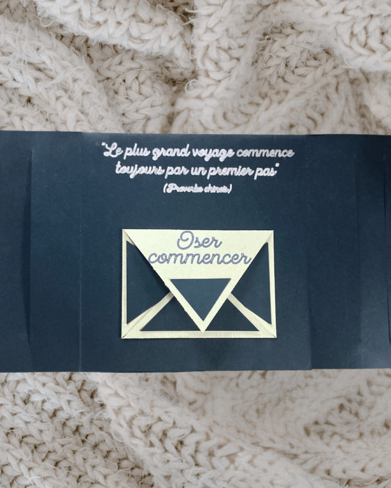 Volet d’ouverture du livre, avec la citation "Le plus grand voyage commence toujours par un premier pas" et l’enveloppe symbolique "Oser commencer".